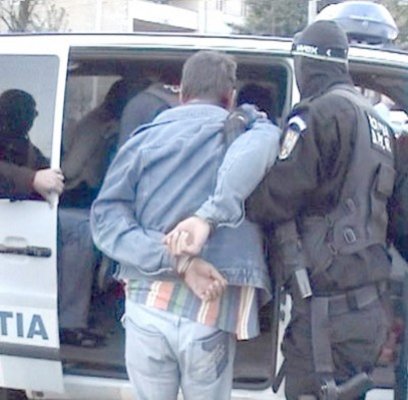 Se sustrăgea urmăririi penale, după ce a dat spargerea într-o locuinţă
